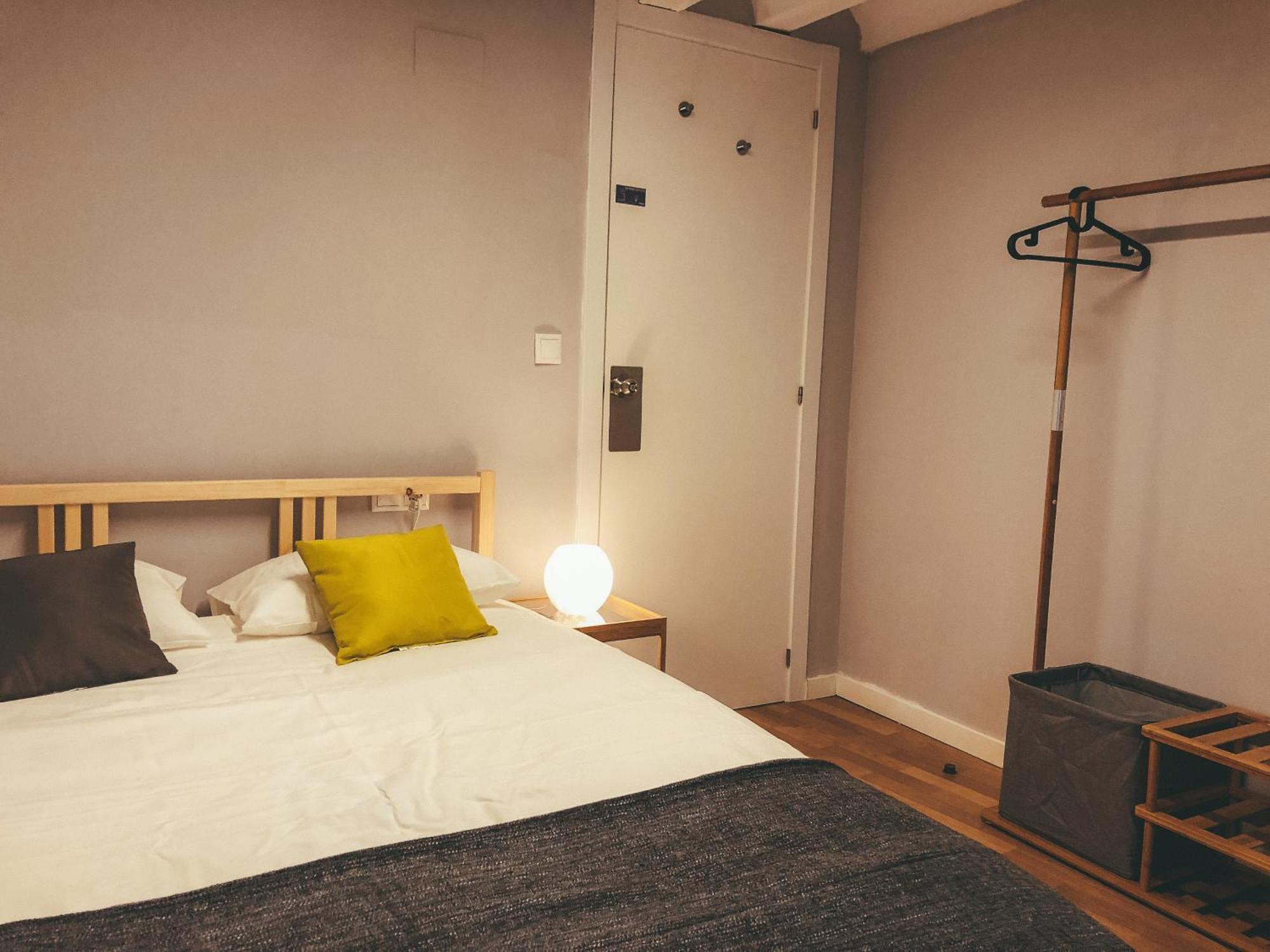 Chambre Lit Queen-Size avec Salle de Bains Commune